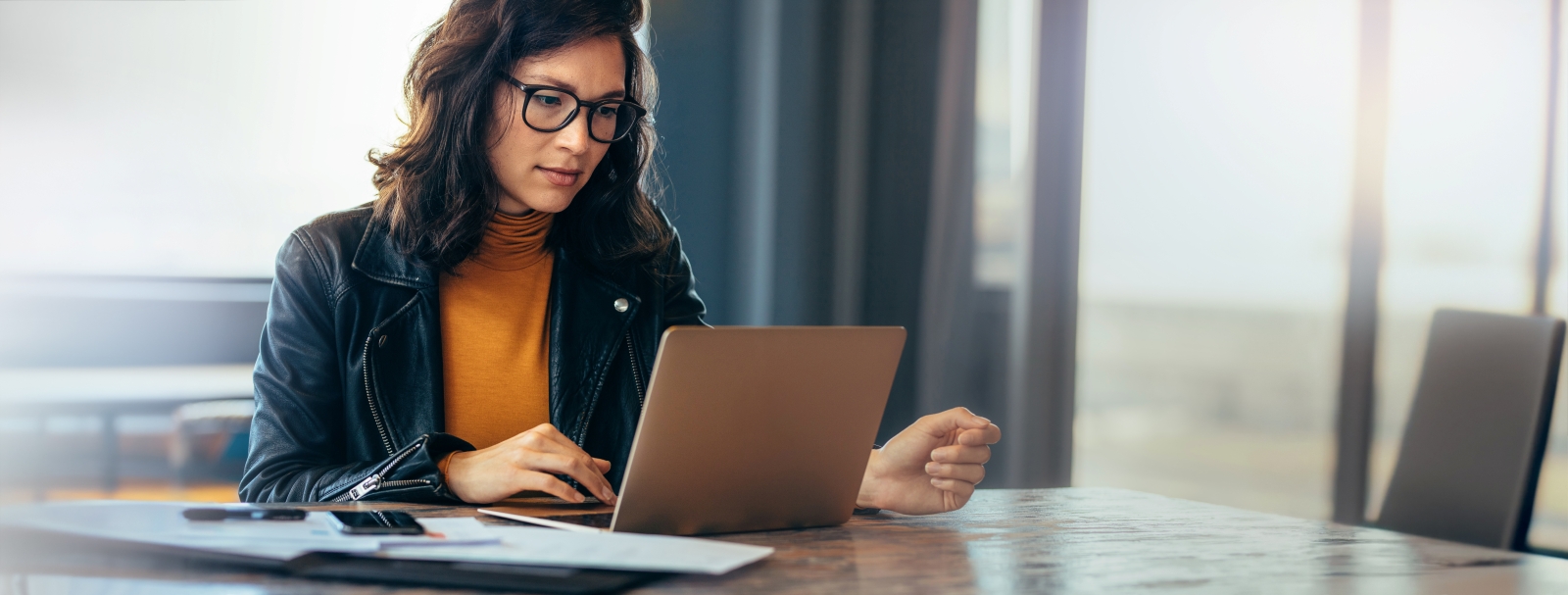 woman_at_computer_sm